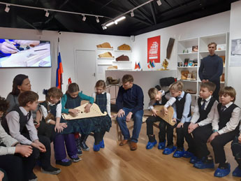 Музей русских гуслей и китайского гуциня провел интереснейшую экскурсию и мастер-класс для учеников московской школы