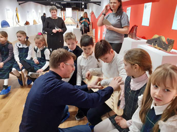 The Museum of Russian Gusli and Chinese Guqin gave the most interesting guided tour and workshop to Moscow students.