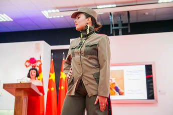 Посольству КНР в РФ передали памятный подарок во время финала конкурса «Сутажный Китай»