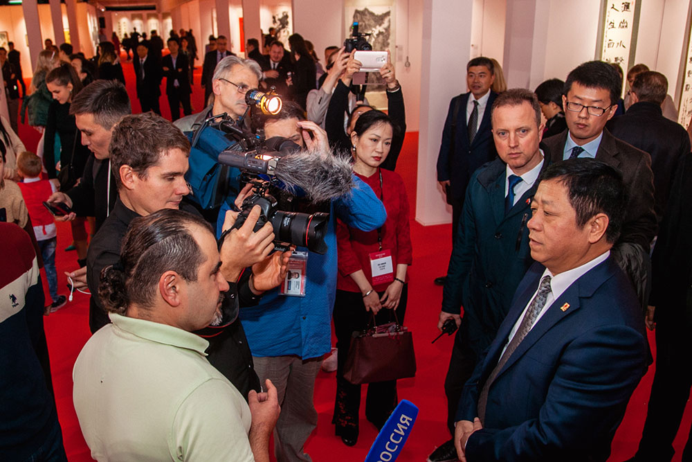 The delivery of a gift to Extraordinary and Plenipotentiary Ambassador of the People's Republic of China in Russian Federation Mr Zhang Hanhui during the finals of Soutache China auteur jewelry contest