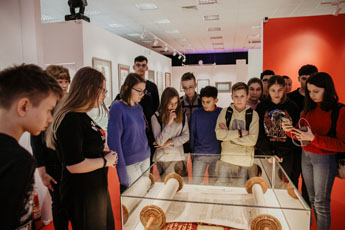 В Музее мировой каллиграфии проходят экскурсии для детей