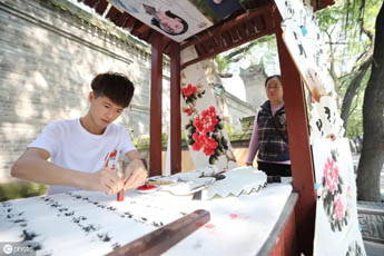 Молодой китайский каллиграф зарабатывает на туристах