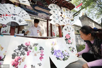 Молодой китайский каллиграф зарабатывает на туристах