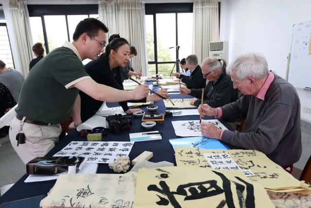 An elderly resident of Switzerland promotes the spread of Chinese calligraphy abroad