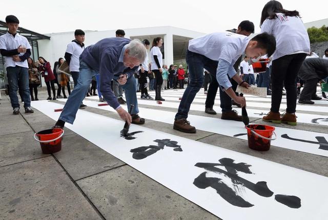 Пожилой житель Швейцарии способствует распространению китайской каллиграфии за рубежом