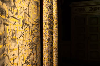 书法成为米兰皇宫Alcantara材质新展览的关注焦点
