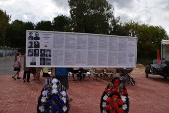 士兵纪念碑在斯帕斯克区奥列霍沃村被修复