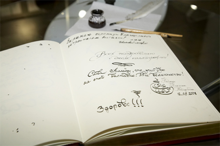 Изумление  и восхищение посетителей Международной выставки каллиграфии. У стола с книгой отзывов — очередь...