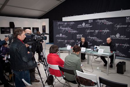 A press briefing was held in the main pavilion of the III International Exhibition of Calligraphy