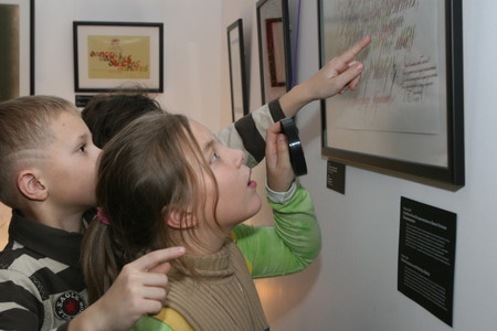 Прекрасные лица детей на выставке каллиграфии
