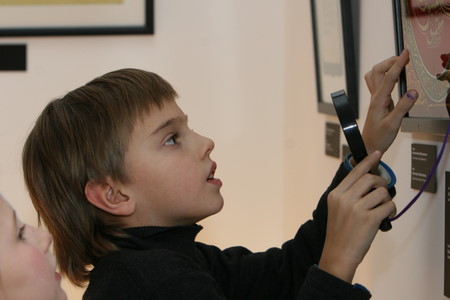 Прекрасные лица детей на выставке каллиграфии